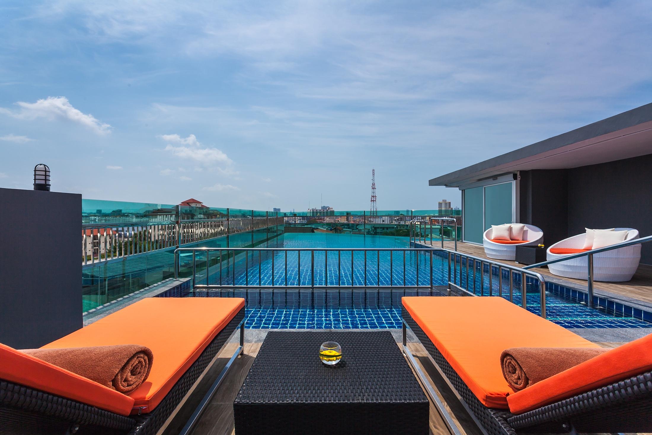 Nova Express Pattaya Hotel Bagian luar foto