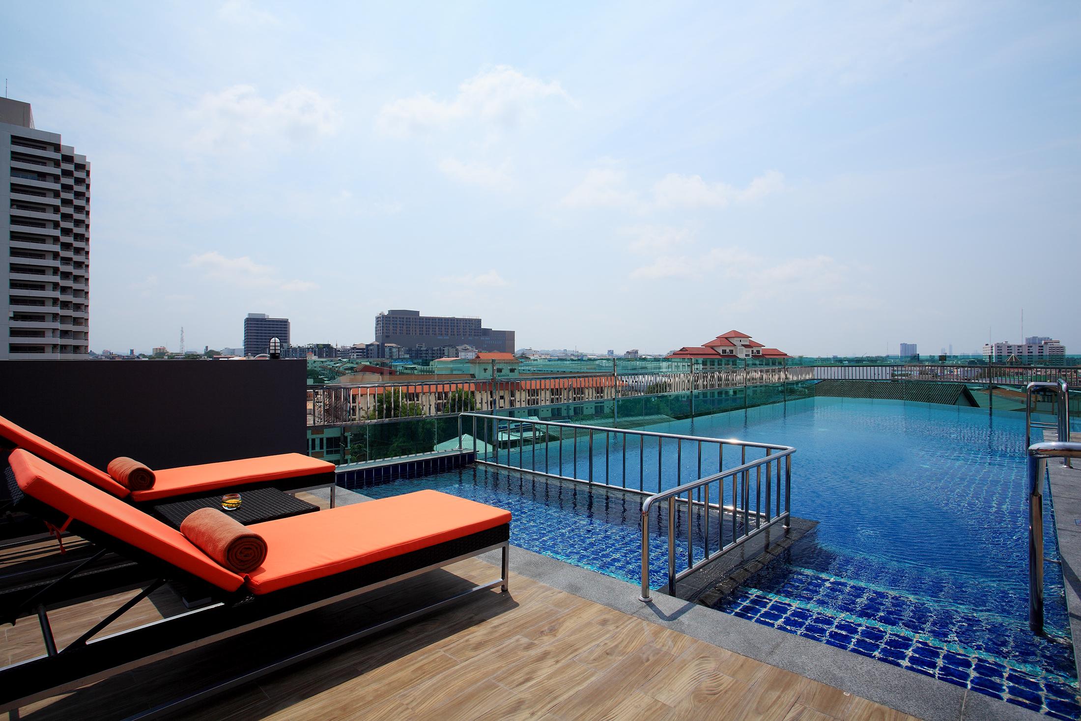 Nova Express Pattaya Hotel Bagian luar foto
