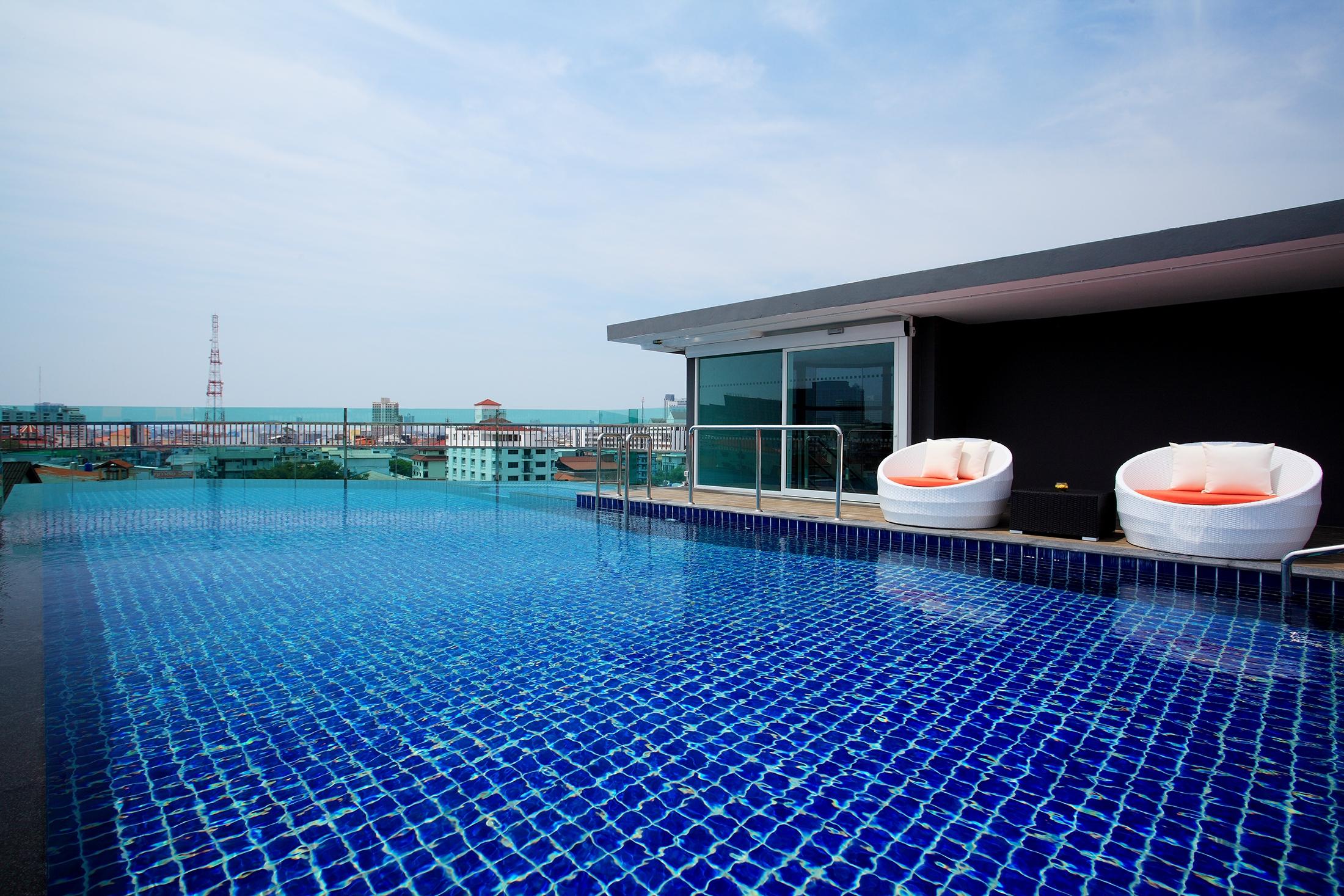 Nova Express Pattaya Hotel Bagian luar foto