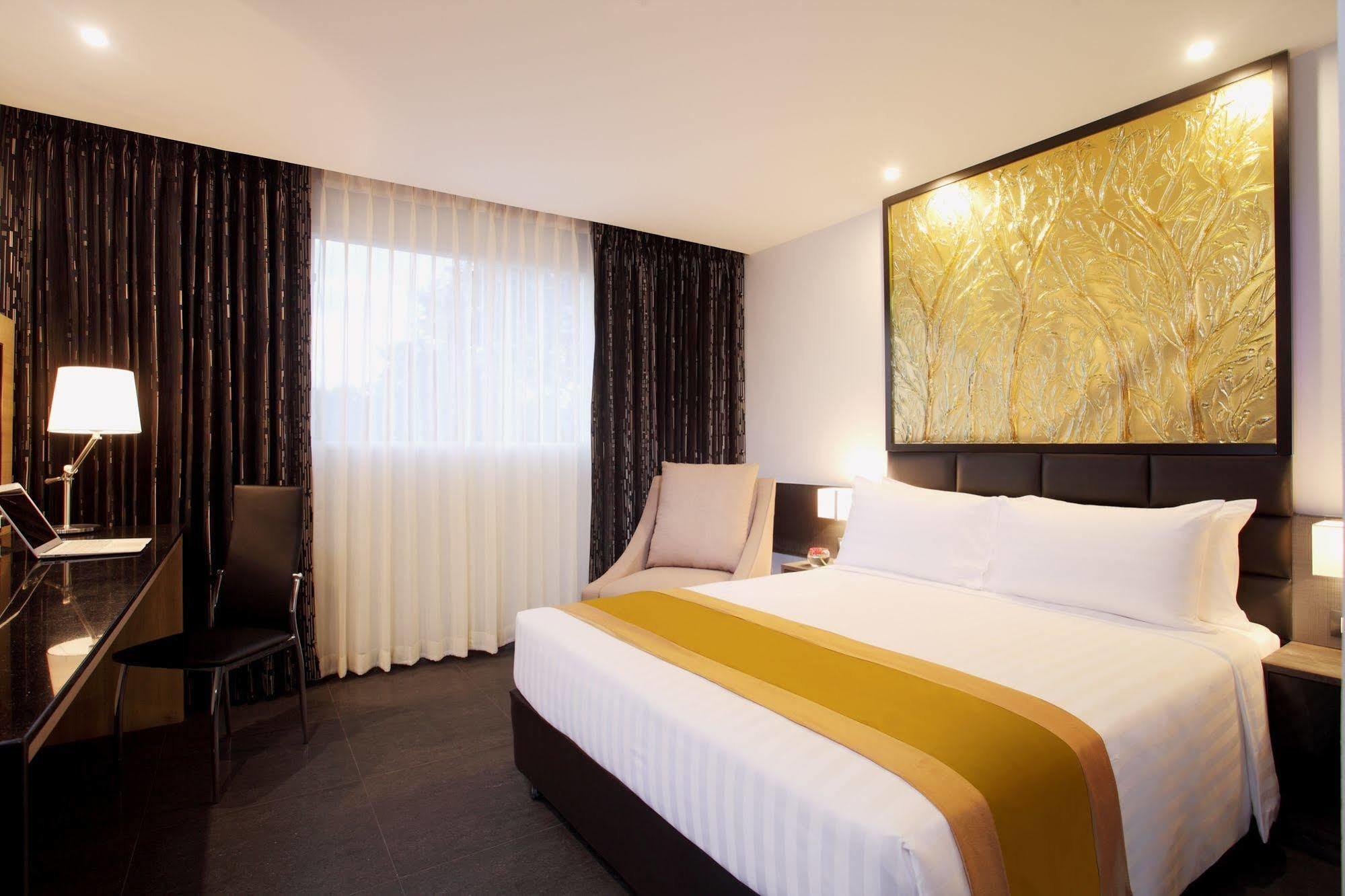 Nova Express Pattaya Hotel Bagian luar foto