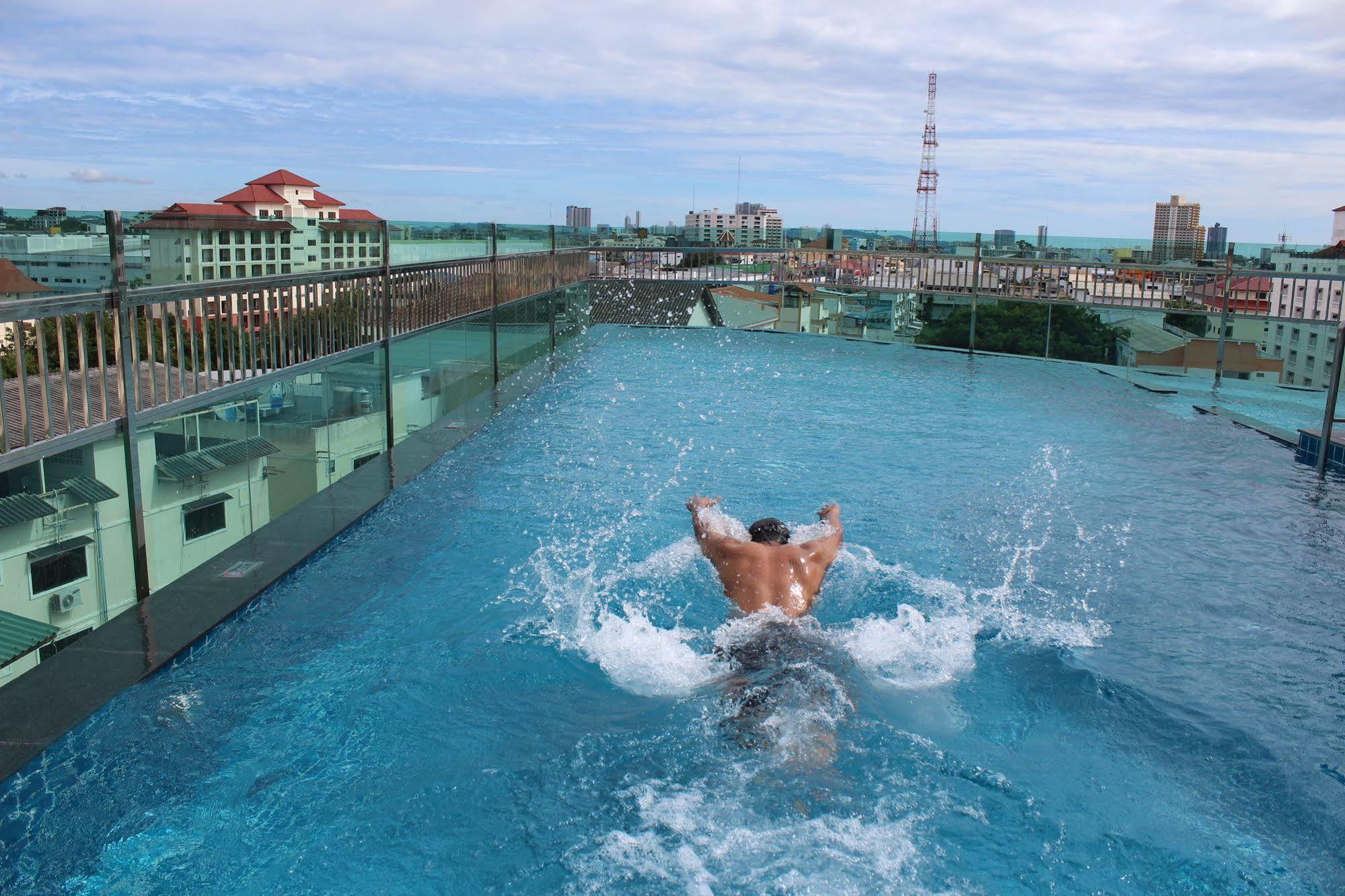 Nova Express Pattaya Hotel Bagian luar foto