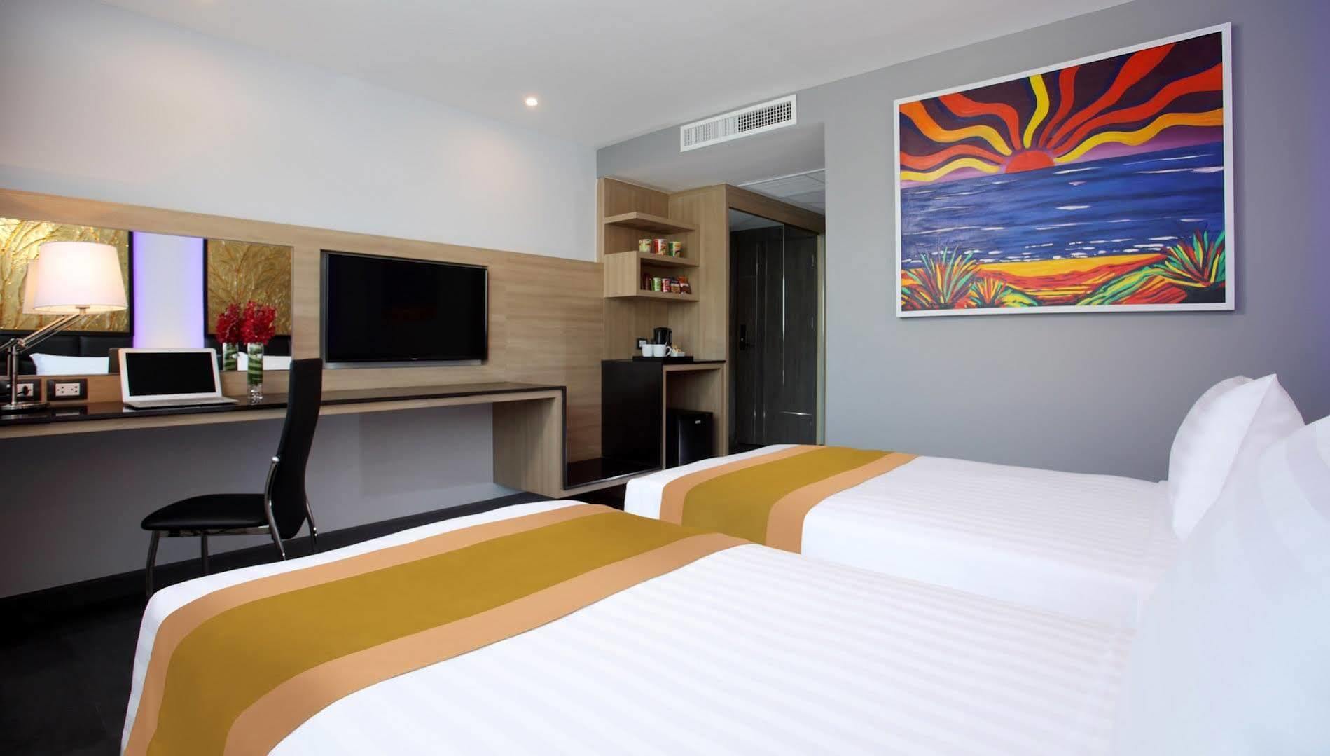 Nova Express Pattaya Hotel Bagian luar foto